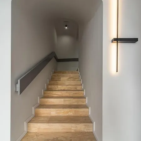 R12 Apartment *