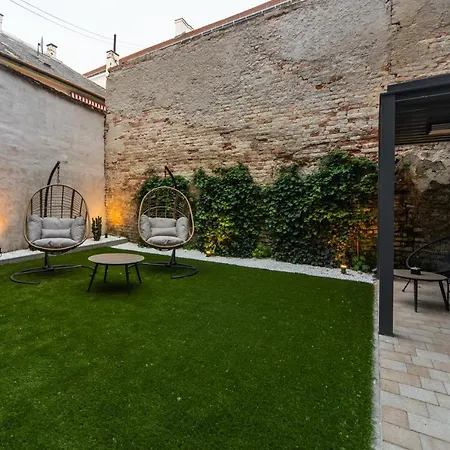 Apartmán R12 *