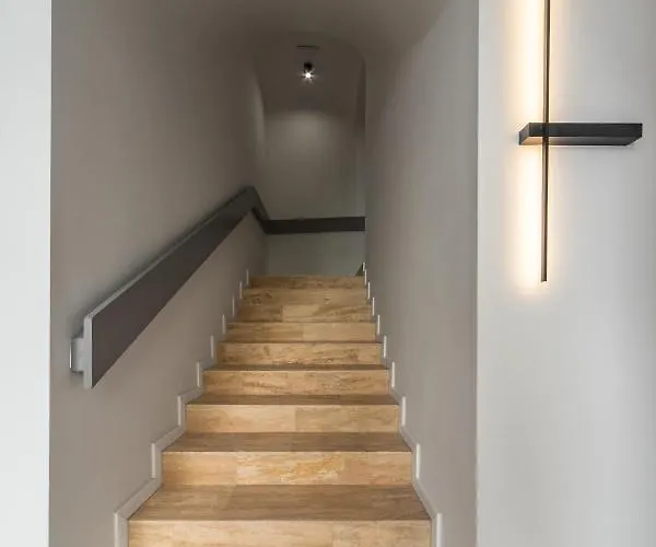 R12 Apartment *